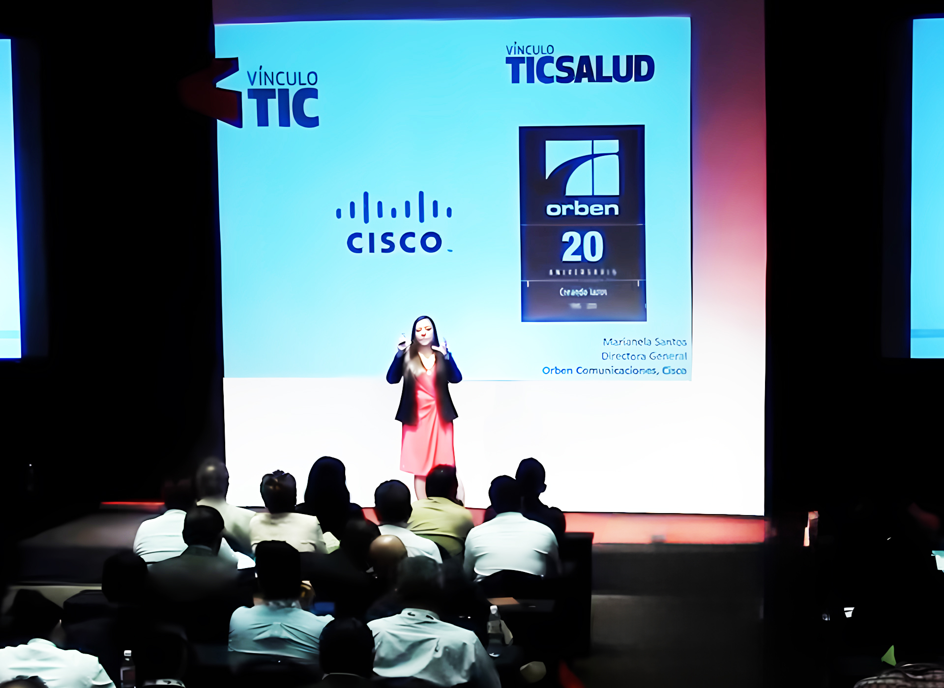 Marianela Santos impartiendo una charla